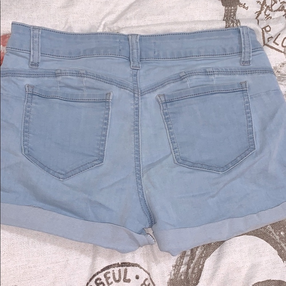 Light Wash BOOTY shorts 🤪